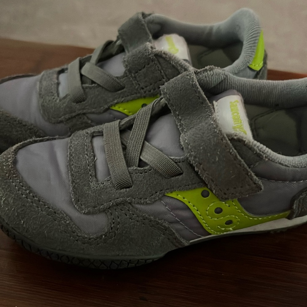 Saucony kids size 8 euro 24 sneakers